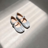 Grey is neutral color that represents balance and resilience. Timeless and sophisticated colors. Find Misaki Grey at our marketplace or official website. Available in stock.

#cajsa
#cajsamisakishoes
#cajsatabiseries
#cajsamisakigrey